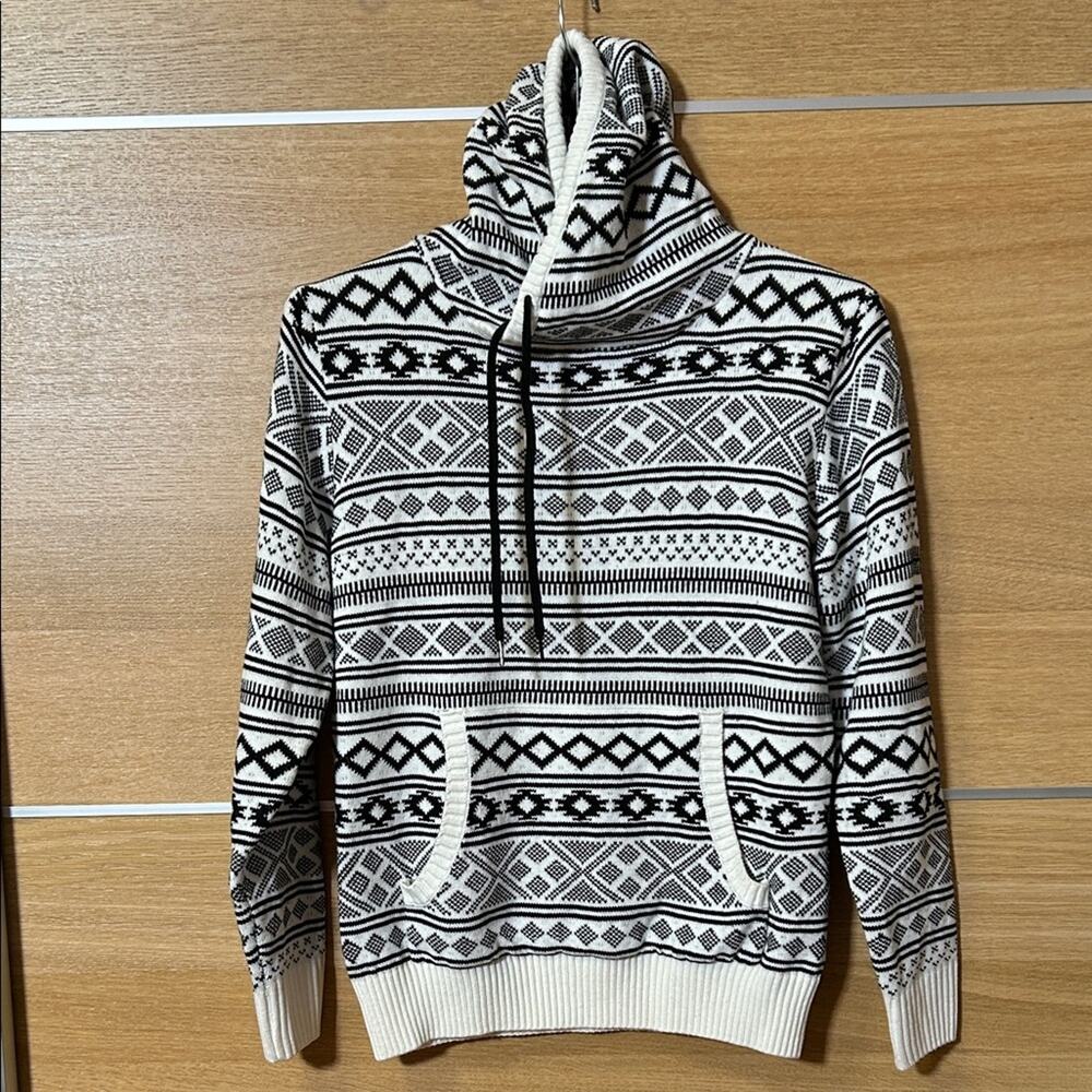 Carbon men’s Sz M hoodie style Black & White Geometric Sweater